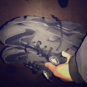 Black Nike Huaraches